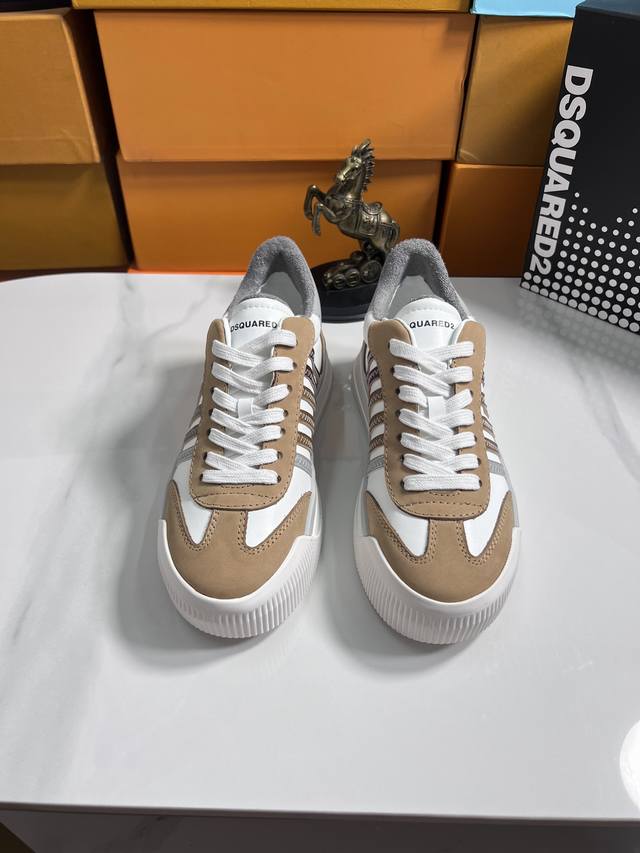 出厂价 品牌： DSQUARED2 尺码：35-44 可定做45，46 等级：高版本 材料： 夏季新款 款式类别：原版进口胶料材质 拼色设计原版弹力防滑大底