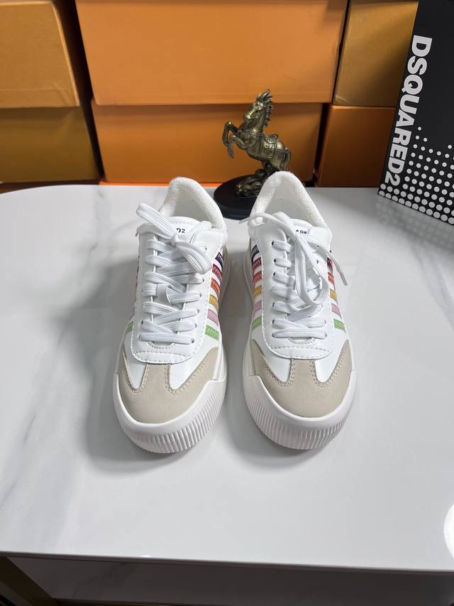 出厂价 品牌： DSQUARED2 尺码：35-44 可定做45，46 等级：高版本 材料： 夏季新款 款式类别：原版进口胶料材质 拼色设计原版弹力防滑大底