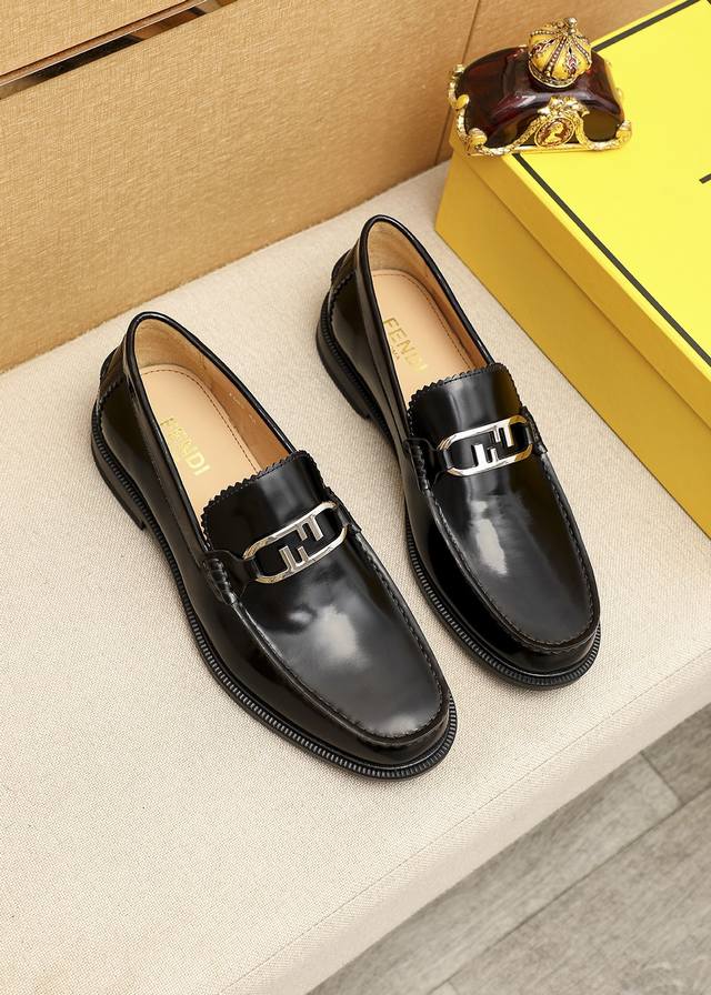 商品商标：FENDI 芬迪 休闲皮鞋 正码码数: 38-44 45订制 商品材料：精选 进口头层开边珠牛皮鞋面+奢华五金扣，进口牛内里。强烈立体视觉效果，橡胶大