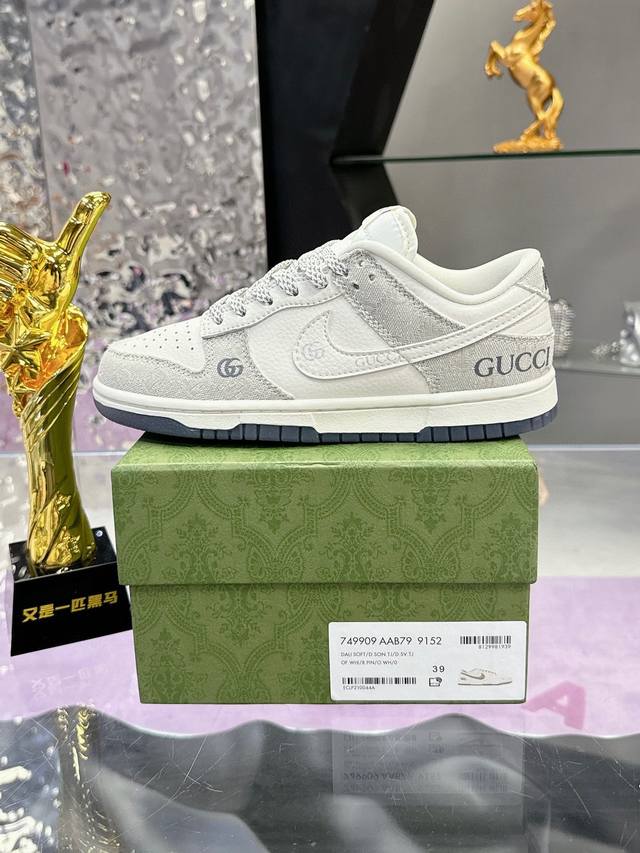 Nike Dunk Low By You 专属定制男子运动鞋 size；36~45 带半码 如今Nike dunk的定制业务在消费者群体中已经越 来越普遍化，很