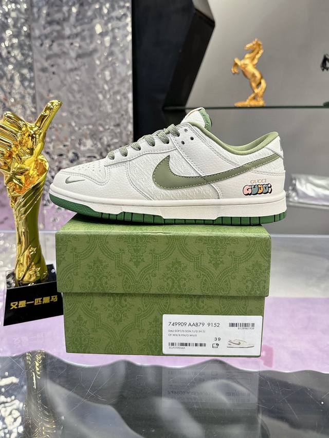 Nike Dunk Low By You 专属定制男子运动鞋 size；36~45 带半码 如今Nike dunk的定制业务在消费者群体中已经越 来越普遍化，很