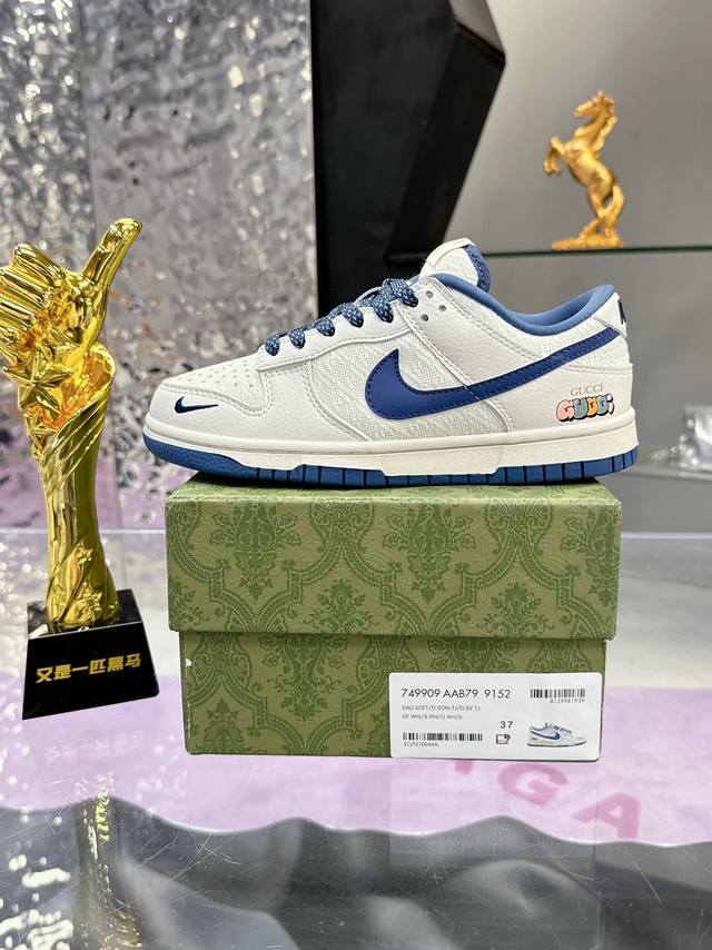 Nike Dunk Low By You 专属定制男子运动鞋 size；36~45 带半码 如今Nike dunk的定制业务在消费者群体中已经越 来越普遍化，很