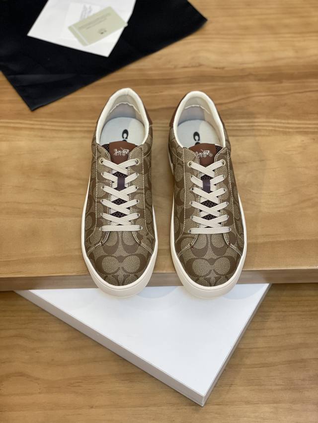 售 价: ￥ 商品商标：COACH* 蔻驰* 低帮休闲鞋 正码码数: 38-44 可订做45 商品材料：鞋面原版材料，舒适透气内里，原版大底。 编 号：846