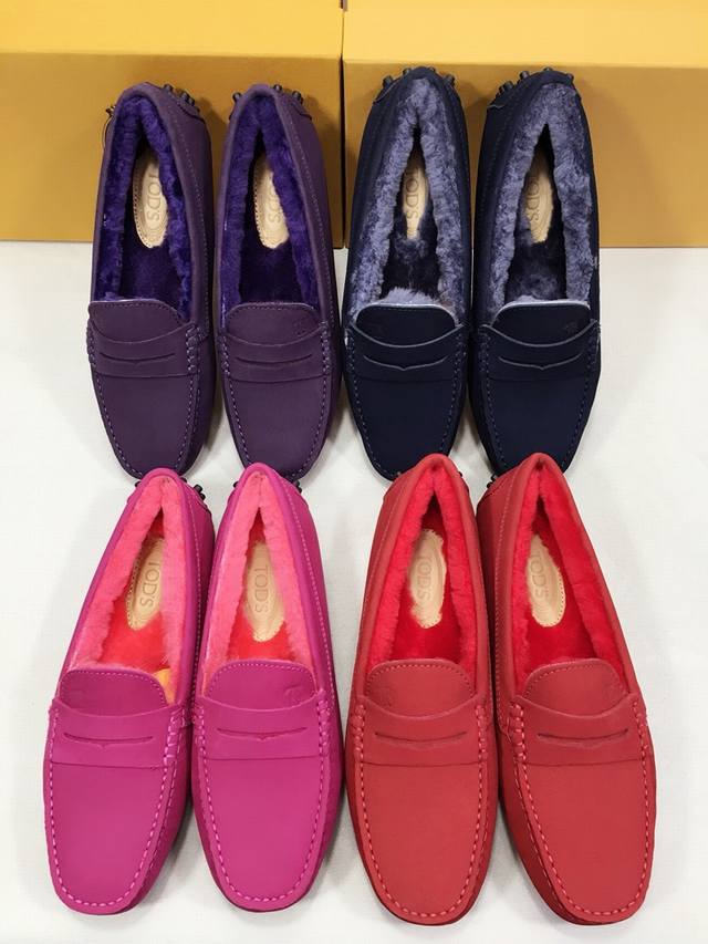 现货TOD'S托德斯女款配毛豆豆鞋00010 最高品质 配全套包装 材质:进口鹿皮+优质牛皮内里 特点:舒适 优雅 时尚 纯手工制作 打造最适合你的完美鞋履 颜