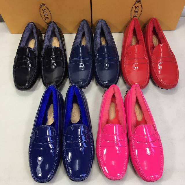 现货TOD'S托德斯女款漆皮配毛豆豆鞋00010 最高品质 配全套包装 材质:进口漆皮+优质牛皮内里 特点:舒适 优雅 时尚 纯手工制作 打造最适合你的完美鞋履