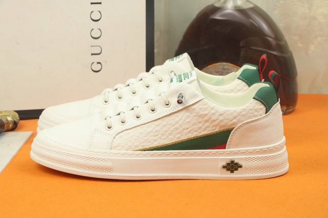 工厂价 高品质 GUCCI 古奇新款上市著名奢侈品牌，专柜同步更新，意大利男鞋时尚杂志季刊封面主推款！鞋面采用意大利进口小牛皮，羊皮内里。原版防滑橡胶大底，上脚