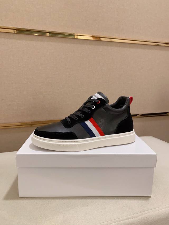 工厂价 高端版羊皮里 THOM BROWNE 汤姆 布朗 new york 汤姆再上爆款！这个邪魅酷感的新锐品牌 让我们在这个夏天有了放松 时髦 个性的新选择