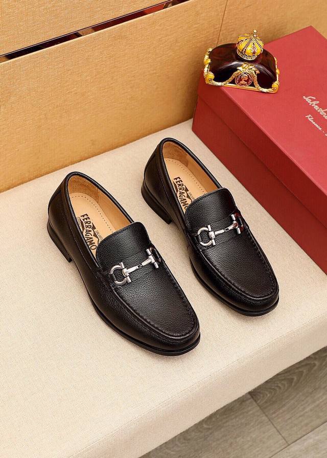 商品商标：Ferragamo 菲拉格慕 休闲皮鞋 正码码数: 38-44 45订制 商品材料：精选 进口头层荔枝纹牛皮鞋面+奢华五金扣，进口水染牛皮内里。强烈立