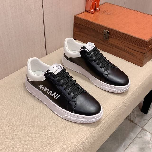 新款: 厂价: 阿玛尼ARMANI* 最新爆款休闲鞋，顶端品牌奢侈～代购，顶级～质量。鞋面選用进口透气牛皮搭配材质透气羊皮垫脚 精细做工。原版个性时尚柔软橡膠耐