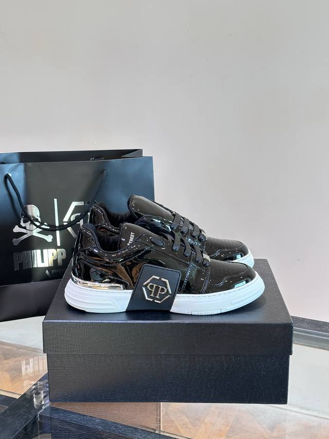 PHILIPP PLEIN-菲利普普莱茵，德国潮牌男士低帮板鞋，牛皮亮面设计，鞋面皮牛皮打造，牛皮内里，超轻大底，脚感舒适！ 元 Size：39-44 38.4