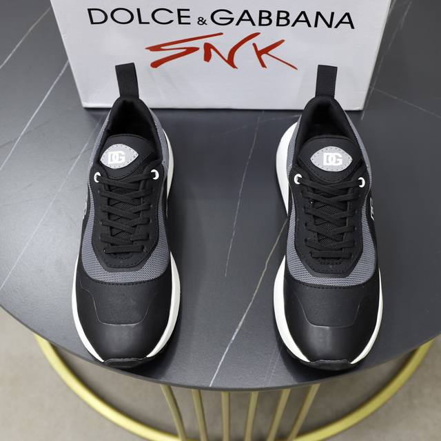 官网同步，DOLCE&GABBANA 杜嘉班纳 ～高品质. DG男鞋、原厂皮料 舒适透气内里 完美时尚工艺 内简约大气而不失雅致上脚舒适，可户外出行 轻便透气