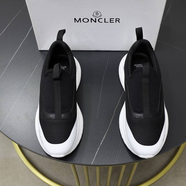 MONCLER 盟可睐 蒙口 -鞋面：品牌布匹拼接皮料车 -内里：舒适透气 -大底：原版轻便耐磨大底 -超高品控 做工精细：凸显 高端 贵气 档次 -Size