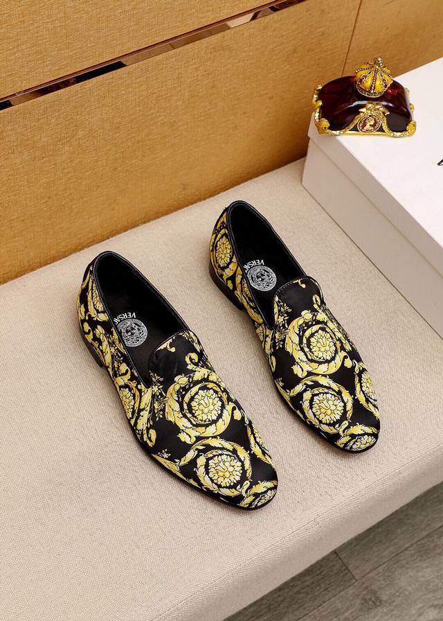 商品商标：VERSACE 范思哲 休闲皮鞋 正码码数: 38-44 45.46.47订制 商品材料：精选 进口头层布料鞋面，进口水染牛皮内里。强烈立体视觉效果，