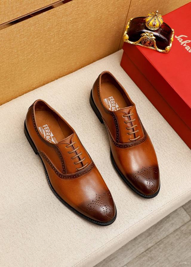 商品商标：Ferragamo 菲拉格慕 商务皮鞋 正码码数: 39-44 38.45.46订制 商品材料：精选 进口小牛皮鞋面，进口水染牛皮内里。强烈立体视觉效