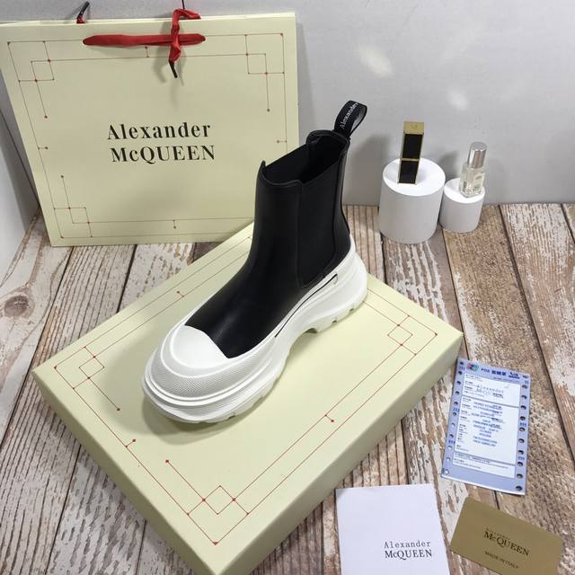 黑白牛皮面 2024秋冬新款ALEXANDER MCQUEEN 亚历山大麦昆tread slick前拉链短靴 原版1：1开发 大底：TPU几层组合底 面料: 进