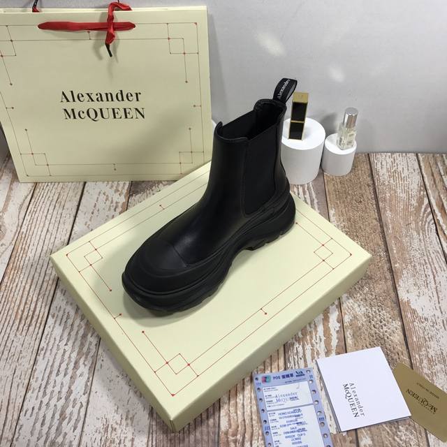 黑白牛皮面 2024秋冬新款ALEXANDER MCQUEEN 亚历山大麦昆tread slick前拉链短靴 原版1：1开发 大底：TPU几层组合底 面料: 进