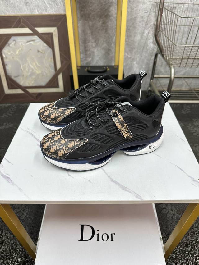 Dior-迪奥 来自法国 众多时尚超模首选品牌 做工精细 采用进口原版布面料 羊皮内里 原版开模耐磨大底 给予你色彩斑斓的时尚 尺码 size :38-44。