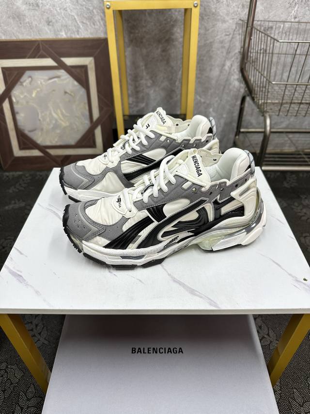 情侣款 BALENCIAGA 7.5代 巴黎世家-Runner七代半7.5代 是通过溢胶、做旧、缝线等细节，展示了设计师 Demna 的运动鞋风格，用一双 旧鞋