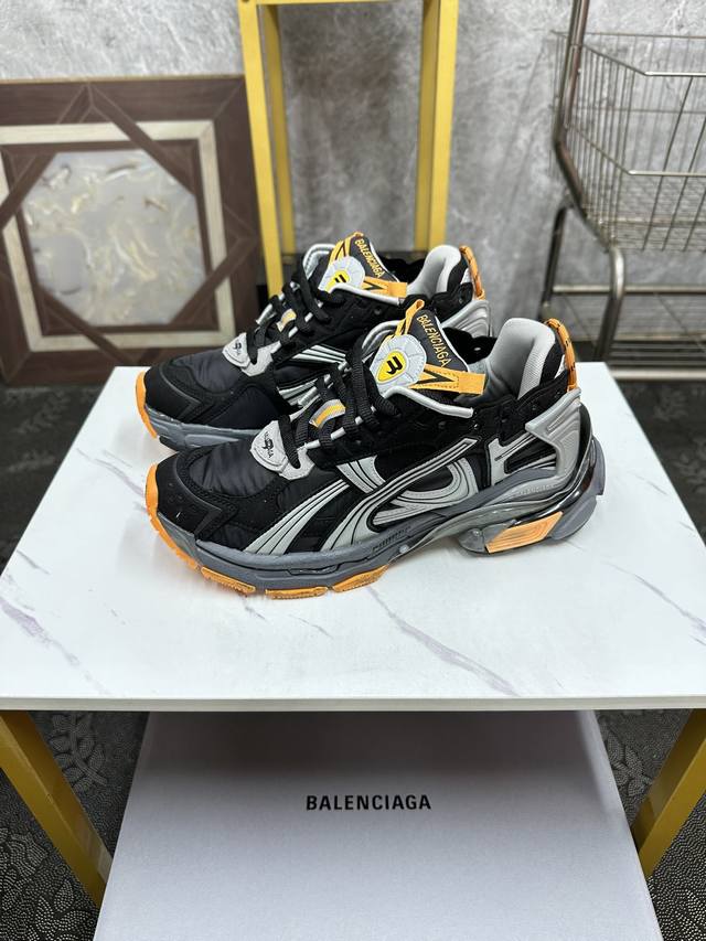 情侣款 BALENCIAGA 7.5代 巴黎世家-Runner七代半7.5代 是通过溢胶、做旧、缝线等细节，展示了设计师 Demna 的运动鞋风格，用一双 旧鞋