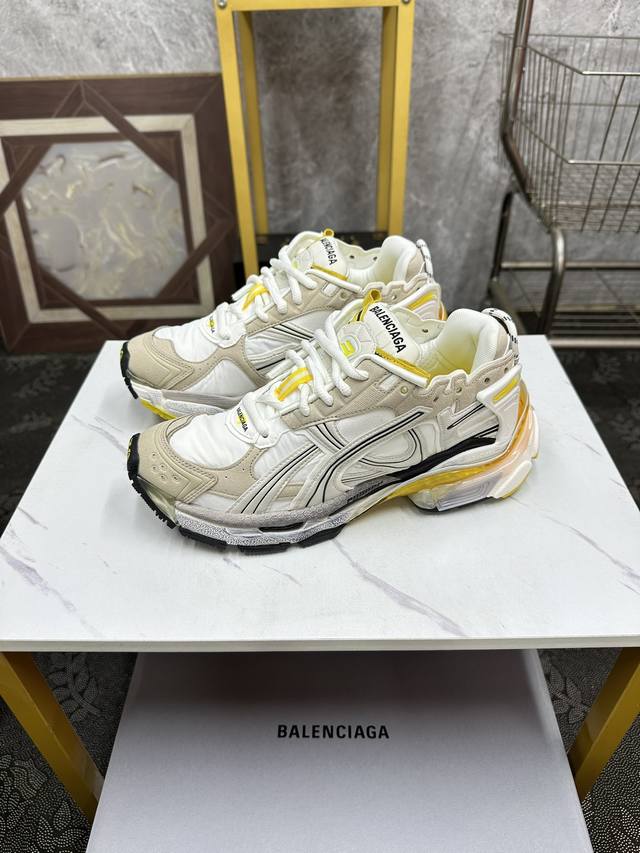 情侣款 BALENCIAGA 7.5代 巴黎世家-Runner七代半7.5代 是通过溢胶、做旧、缝线等细节，展示了设计师 Demna 的运动鞋风格，用一双 旧鞋