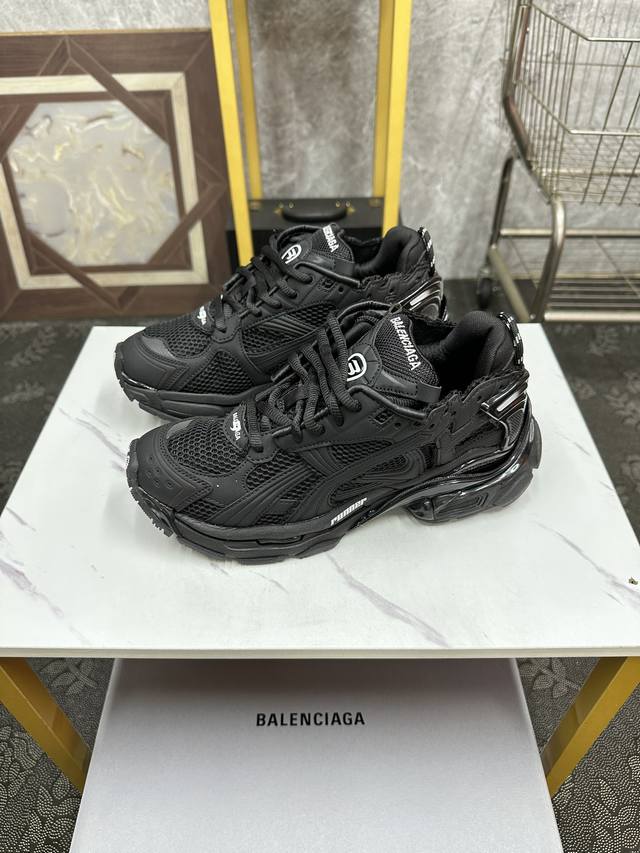 情侣款 BALENCIAGA 7.5代 巴黎世家-Runner七代半7.5代 是通过溢胶、做旧、缝线等细节，展示了设计师 Demna 的运动鞋风格，用一双 旧鞋