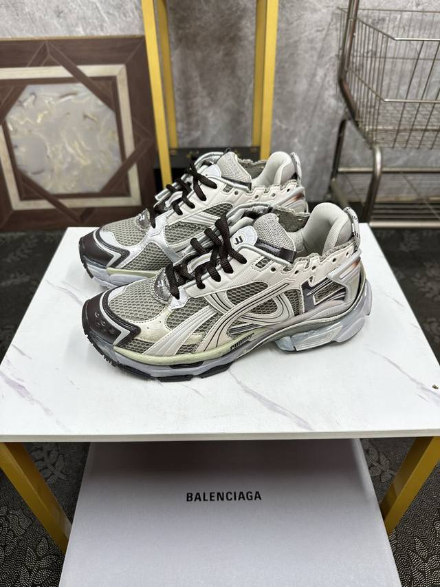 情侣款 BALENCIAGA 7.5代 巴黎世家-Runner七代半7.5代 是通过溢胶、做旧、缝线等细节，展示了设计师 Demna 的运动鞋风格，用一双 旧鞋