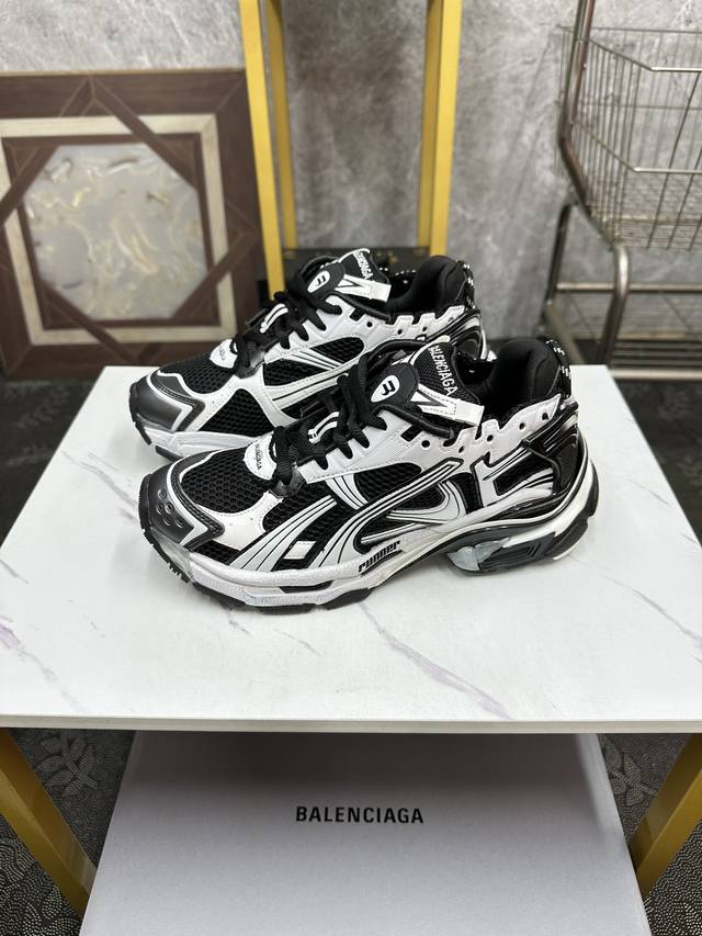 情侣款 BALENCIAGA 7.5代 巴黎世家-Runner七代半7.5代 是通过溢胶、做旧、缝线等细节，展示了设计师 Demna 的运动鞋风格，用一双 旧鞋