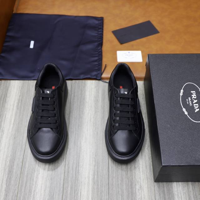 PRADA 普拉达 -高端品质 原单 -鞋面：纳帕小牛皮、鞋身车缝品牌logo -内里：水染牛皮 -大底：超轻TPU发泡；成型大底 -超高品控 做工精细：凸显