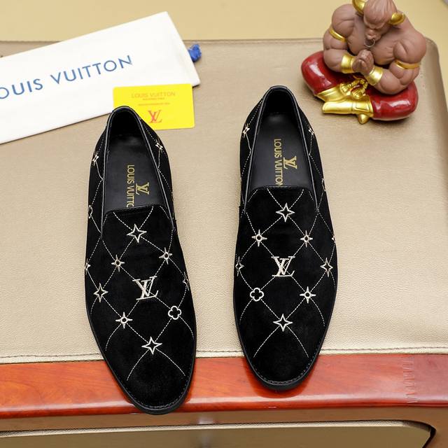 工厂价 Louis Vuitton 路易威登 新款官网爆款！原版一比一复刻，那种沉稳内涵儒雅的品味无法言喻的开启时尚鞋履的旅程从容应对各种场合！大牌的气势不言而