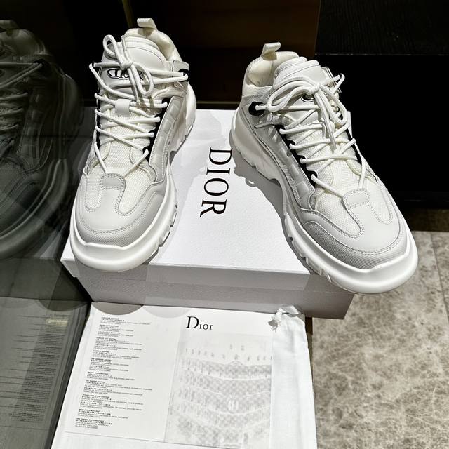 工厂价格 Dior 2024系列新品这款 C ' est Dior 运动鞋彰显醒目而时尚的风范。精心制作，鞋面侧边分别展示 C 和 D 字母尽显格调，细节也增添