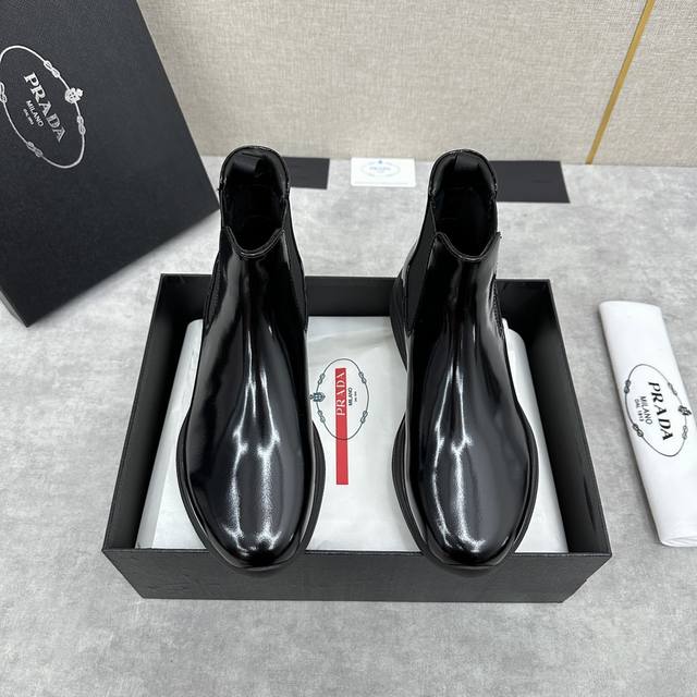 P家新品 Prad* 普拉-达 男士中邦踝靴 套穿式设计短靴 莞产顶级猛货 这款皮靴采用进口牛皮 开边珠亮皮制成 款式简约新颖 皮质柔软光泽透亮 柔软舒适 韧性