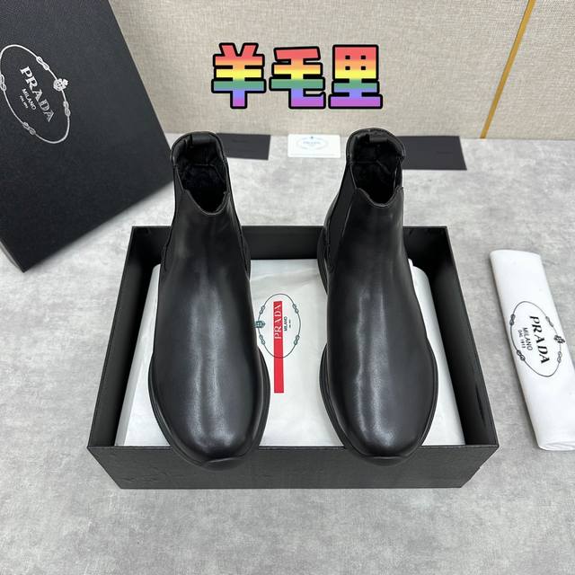 P家新品 Prad* 普拉-达 男士中邦踝靴 套穿式设计短靴 莞产顶级猛货 这款皮靴采用进口牛皮 开边珠亮皮制成 款式简约新颖 皮质柔软光泽透亮 柔软舒适 韧性