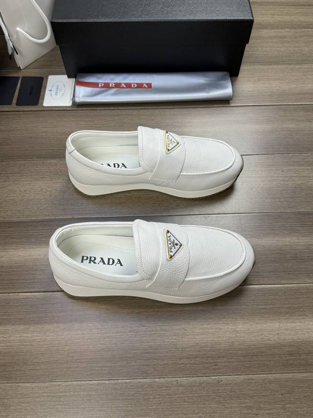 PRADA 普拉达 -高端品质 原单 -鞋面：摔纹小牛皮、品牌金属扣件横担装饰、鞋丹外合车缝线.涂油边工艺 -内里：水染牛皮 -大底：超轻TPR 橡胶; 双色成