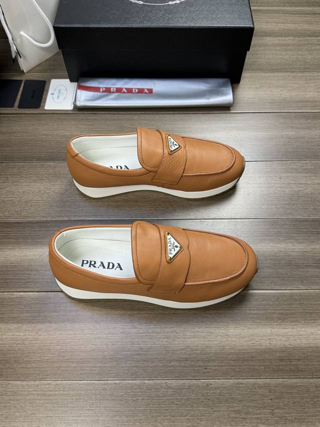 PRADA 普拉达 -高端品质 原单 -鞋面：摔纹小牛皮、品牌金属扣件横担装饰、鞋丹外合车缝线.涂油边工艺 -内里：水染牛皮 -大底：超轻TPR 橡胶; 双色成