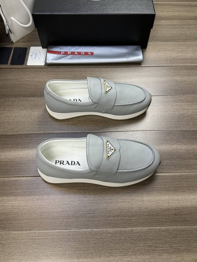 PRADA 普拉达 -高端品质 原单 -鞋面：摔纹小牛皮、品牌金属扣件横担装饰、鞋丹外合车缝线.涂油边工艺 -内里：水染牛皮 -大底：超轻TPR 橡胶; 双色成