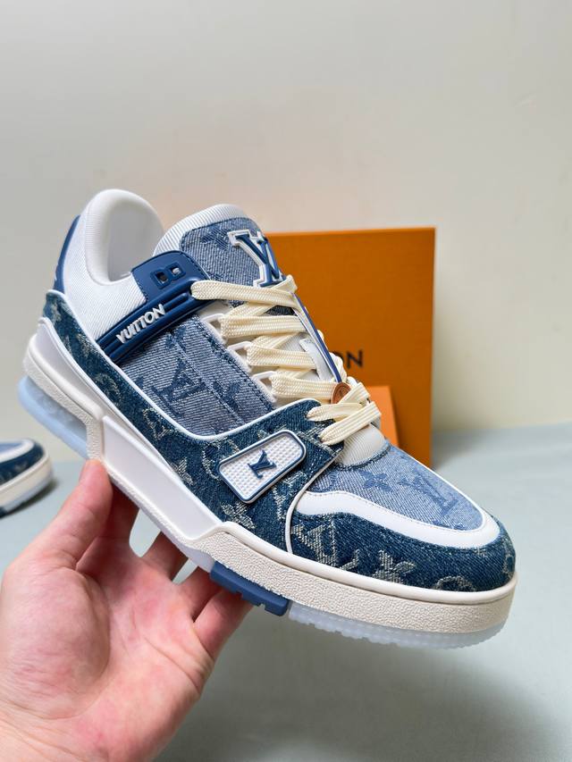 LV TRAINER系列运动鞋男款出货 Virgil Abloh 向篮球鞋设计汲取灵感，推出标志性 LV Trainer 运动鞋，此款取材Monogram 丹宁