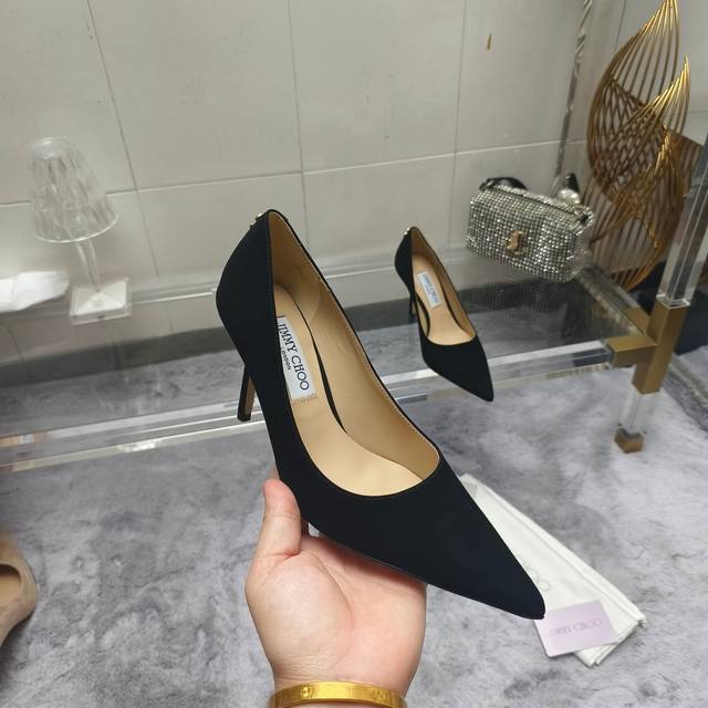 JIMMY CHOO 吉米周漆皮羊京JC金扣子经典系列女鞋 鞋面：进口漆皮 羊京 内里：羊皮 大底：意大利真皮大底 跟高：平底 6.5 8.5 码数：35～39