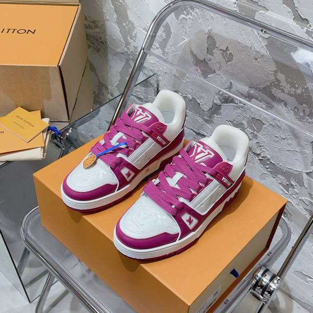 顶级代购版本 LV trainer 情侣限定系列休闲运动篮球鞋 颜值担当 上脚帅炸，每个颜色都是巨巨巨好看！潮人必备单品 原版订制压纹粒面小牛皮 非市面超纤皮