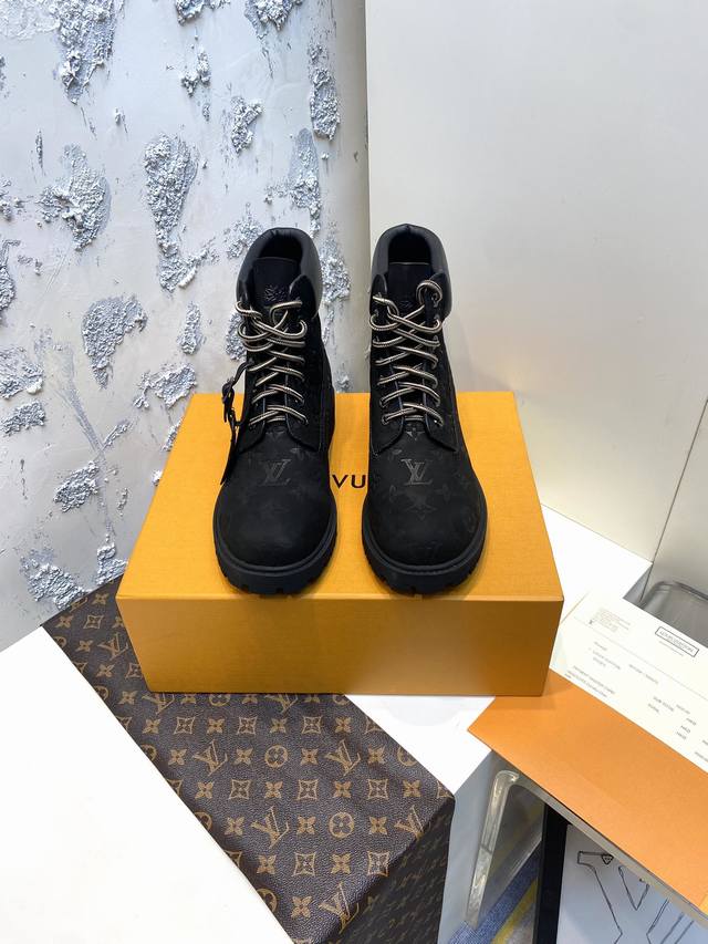 工厂价： LV x Timberland 添柏岚 联名款 老花 压花 大黄靴 及踝靴 短靴 LV x Timberland 及踝靴取材 Monogram 压纹防