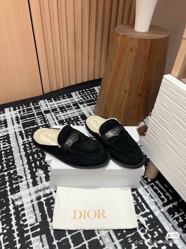 出厂价 迪奥 Dior 2024秋冬新款 D-Boy女鞋 CD字母logo穆勒鞋 明星同款平底圆头居家毛毛拖鞋 市场顶级版本 材质：鞋面进口牛麂皮+100%羊羔