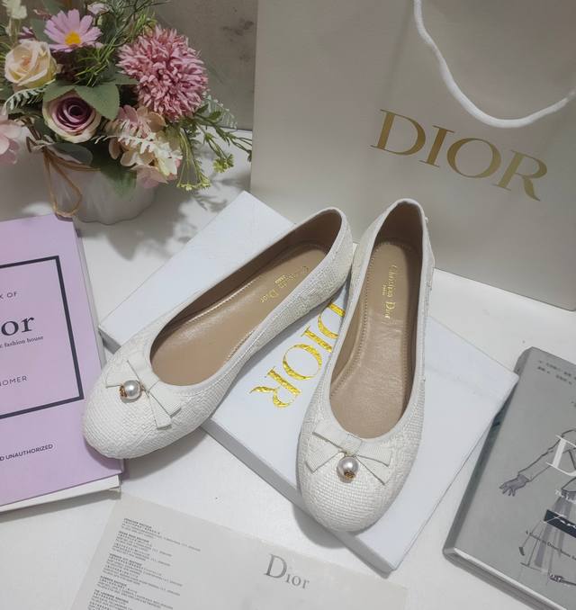 出厂价皮底 ，橡胶 Dior 芭蕾鞋融入 Dior 高订元素重新诠释经典图案。采用淡蓝色酒椰草精心制作，饰以藤格纹图案，正面饰以精美的罗缎蝴蝶结，点缀以灵感源自