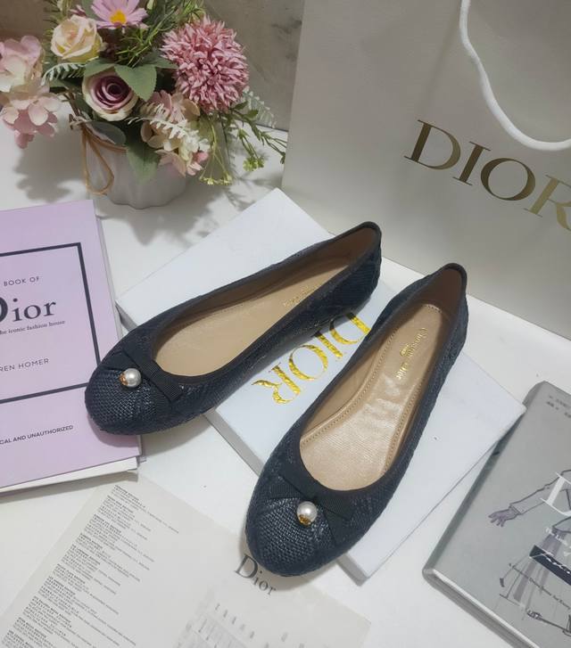 出厂价皮底 ，橡胶 Dior 芭蕾鞋融入 Dior 高订元素重新诠释经典图案。采用淡蓝色酒椰草精心制作，饰以藤格纹图案，正面饰以精美的罗缎蝴蝶结，点缀以灵感源自