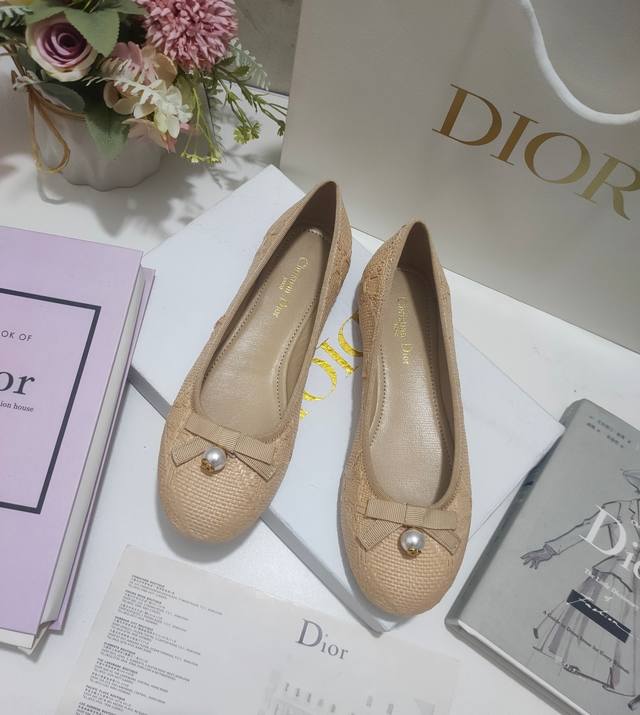 出厂价皮底 ，橡胶 Dior 芭蕾鞋融入 Dior 高订元素重新诠释经典图案。采用淡蓝色酒椰草精心制作，饰以藤格纹图案，正面饰以精美的罗缎蝴蝶结，点缀以灵感源自