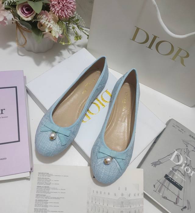 出厂价皮底 ，橡胶 Dior 芭蕾鞋融入 Dior 高订元素重新诠释经典图案。采用淡蓝色酒椰草精心制作，饰以藤格纹图案，正面饰以精美的罗缎蝴蝶结，点缀以灵感源自