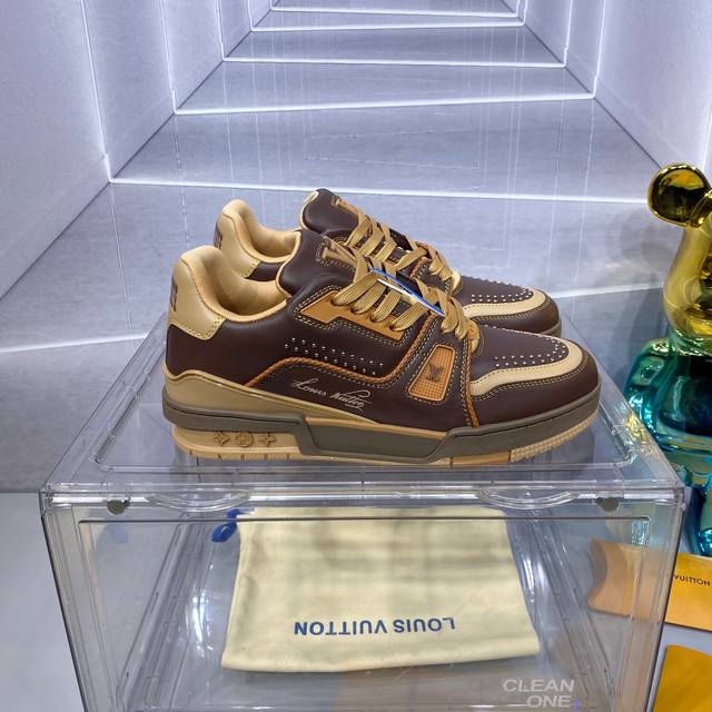 2024 路易威登走秀滑板鞋爆款， LOUIS VUITTON Trainer无疑是奢侈品牌推出的最成功的Sneaker之一，不过探索的脚步并不会停，LOUIS