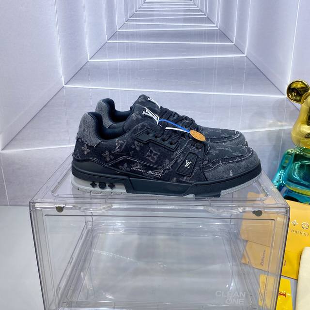 路易威登走秀滑板鞋爆款， LOUIS VUITTON Trainer无疑是奢侈品牌推出的最成功的Sneaker之一，不过探索的脚步并不会停，LOUISVUITT