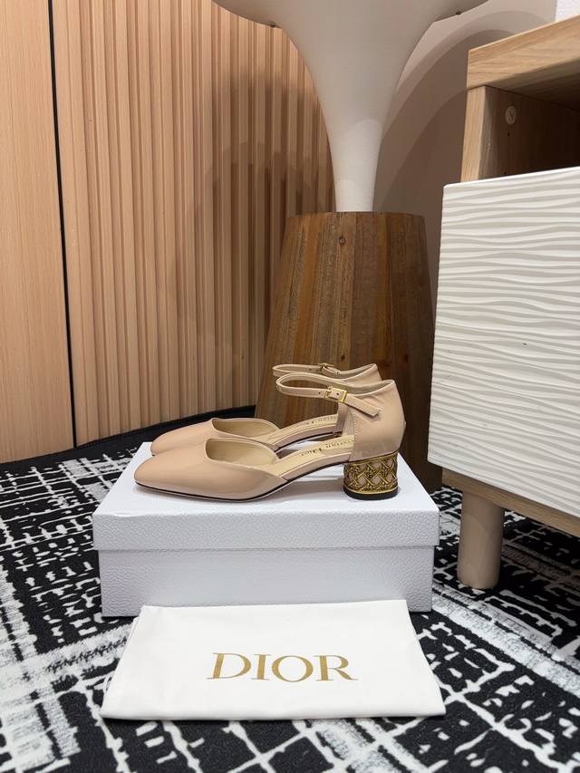 24Ss新款Dior Icon圆铁跟粗跟中空方头凉鞋 这款 Dior Icon 带跟凉鞋是二零二四冬季成衣系列新品，彰显 Dior 的经典标识和高订精神。牛漆皮