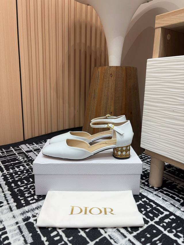 24Ss新款Dior Icon圆铁跟粗跟中空方头凉鞋 这款 Dior Icon 带跟凉鞋是二零二四冬季成衣系列新品，彰显 Dior 的经典标识和高订精神。牛漆皮