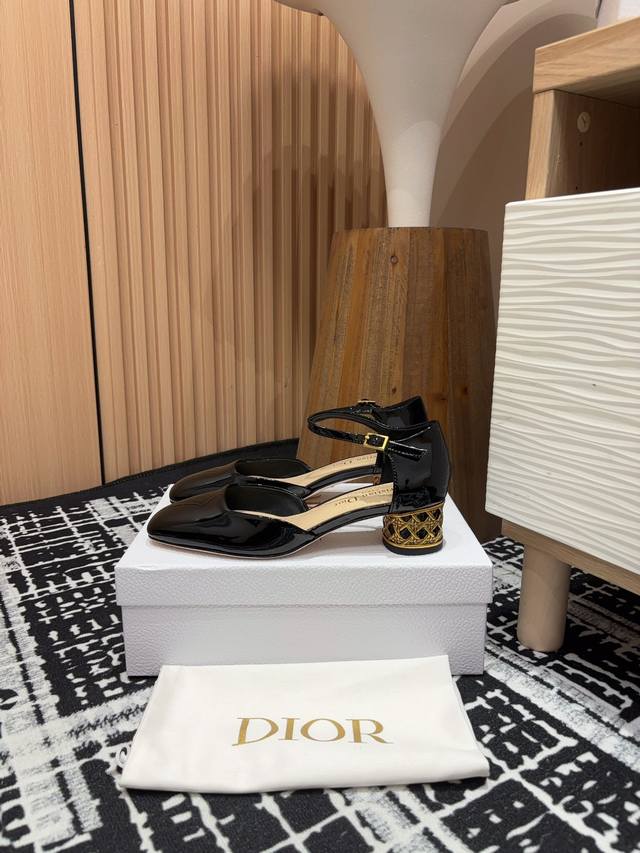 24Ss新款Dior Icon圆铁跟粗跟中空方头凉鞋 这款 Dior Icon 带跟凉鞋是二零二四冬季成衣系列新品，彰显 Dior 的经典标识和高订精神。牛漆皮