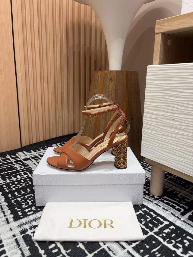 24Ss新款Dior Icon圆铁跟粗跟凉鞋 这款 Dior Icon 带跟凉鞋是二零二四冬季成衣系列新品，彰显 Dior 的经典标识和高订精神。牛皮革鞋面，搭